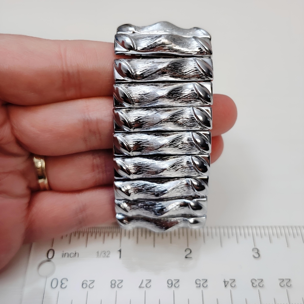 Vintage Hong Kong Textured Silver tone Accordion Stretch Bracelet - Picture 6 of 8